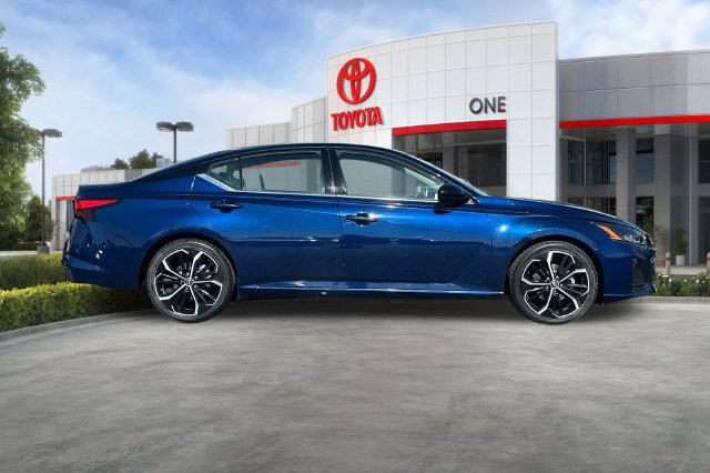 Used 2024 Nissan Altima 2.5 SR FWD image 3