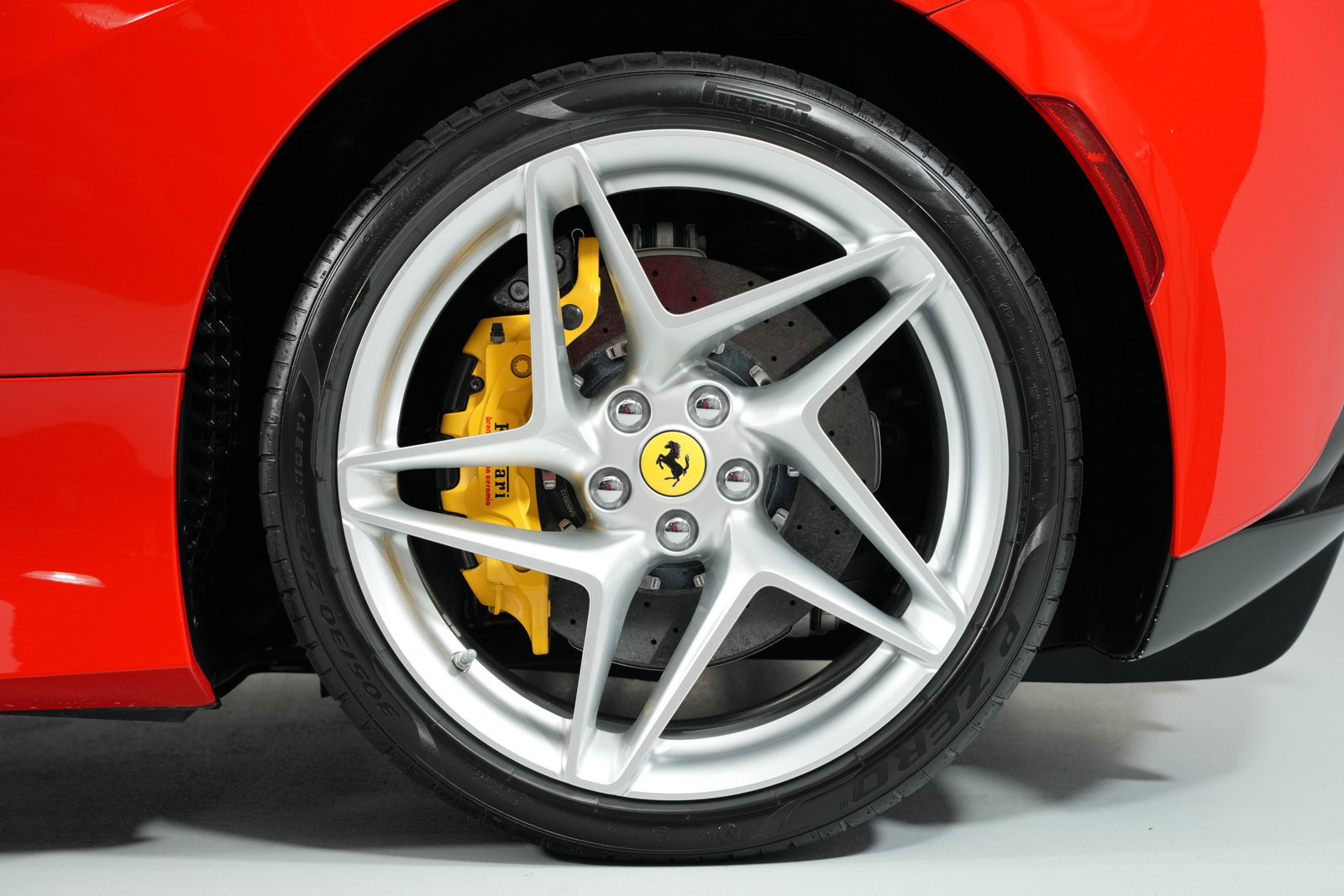 Used 2022 Ferrari F8 Spider RWD image 10
