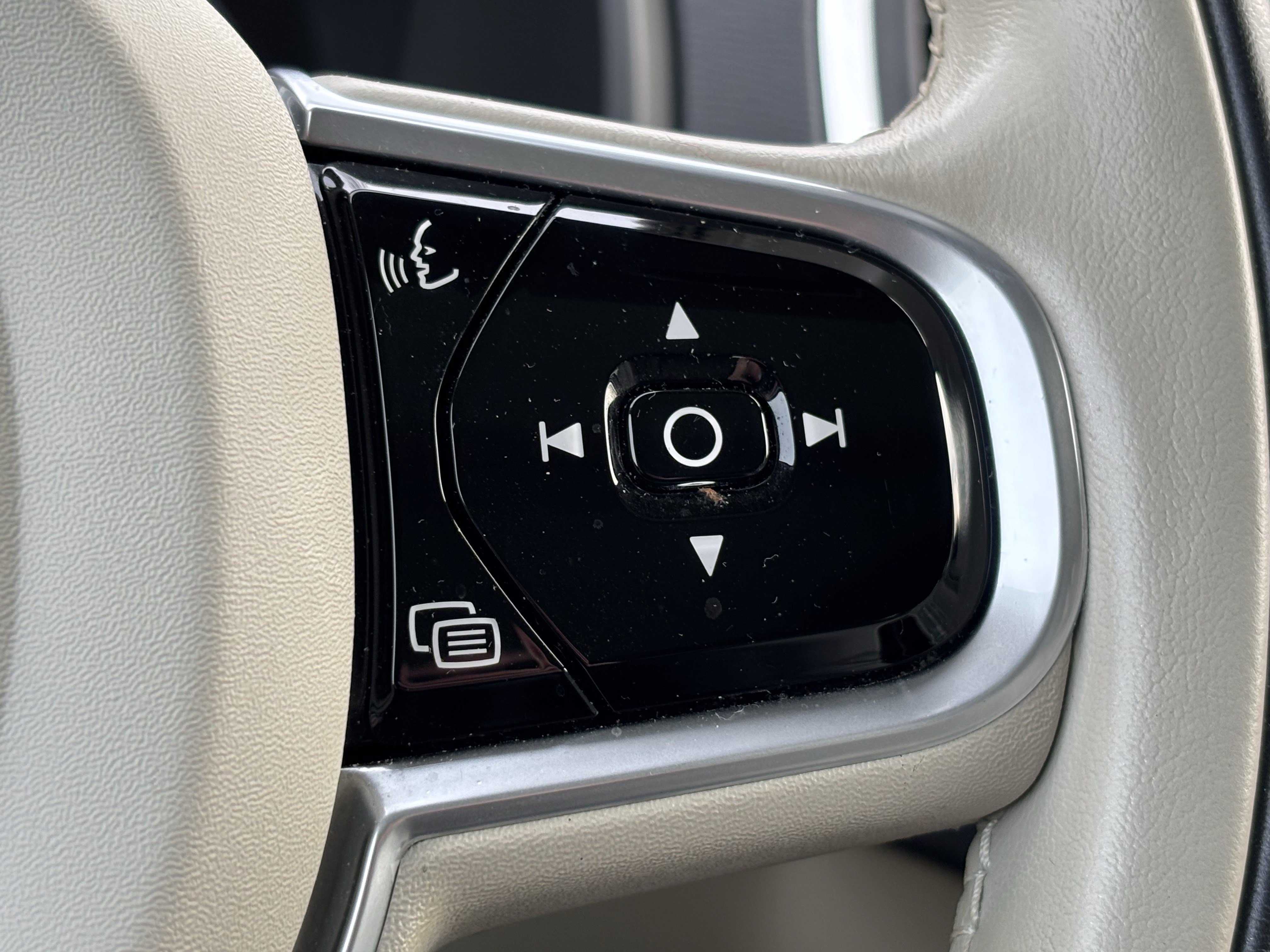 Used 2019 Volvo XC90 T6 Momentum w/ Protection Package Premier image 20