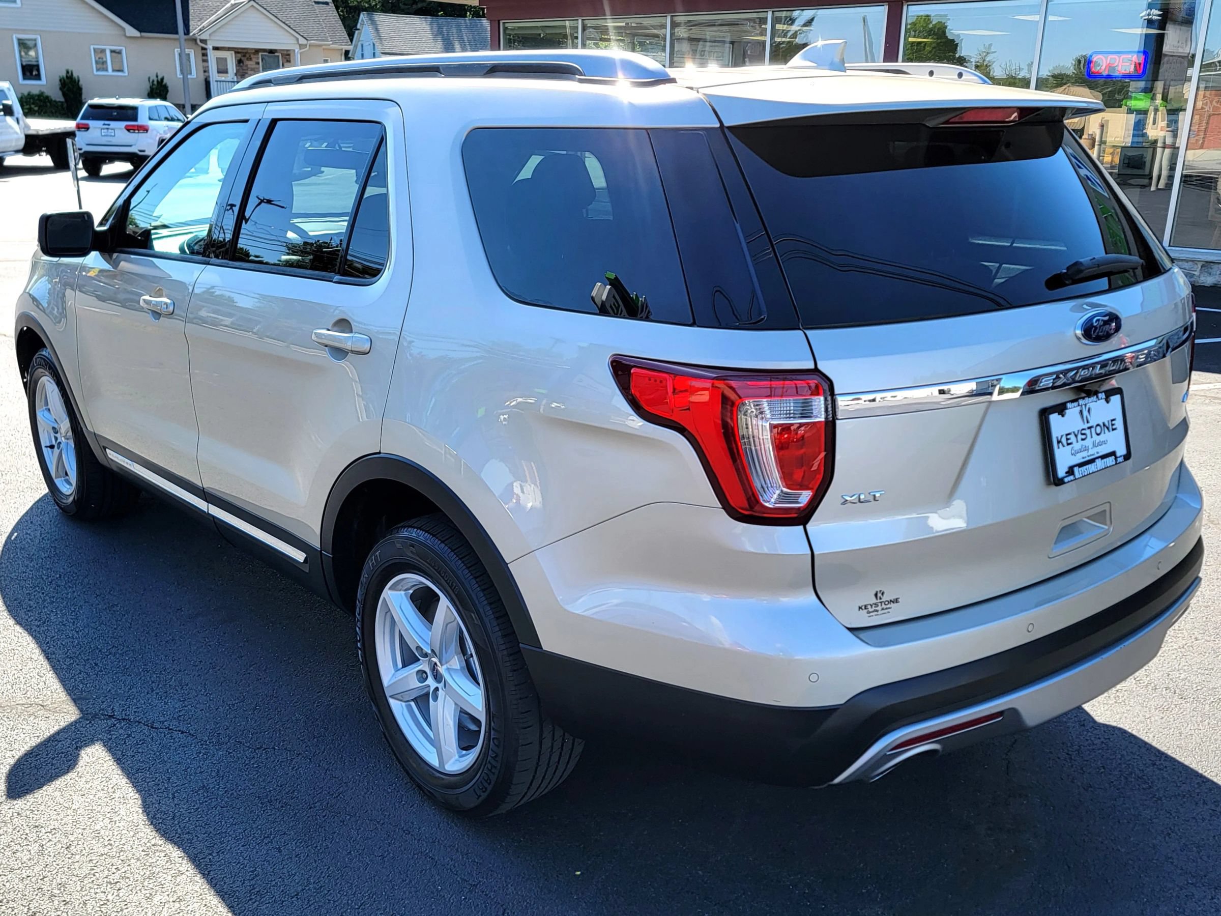 Used 2017 Ford Explorer XLT w/ Equipment Group 202A AWD/4WD image 7