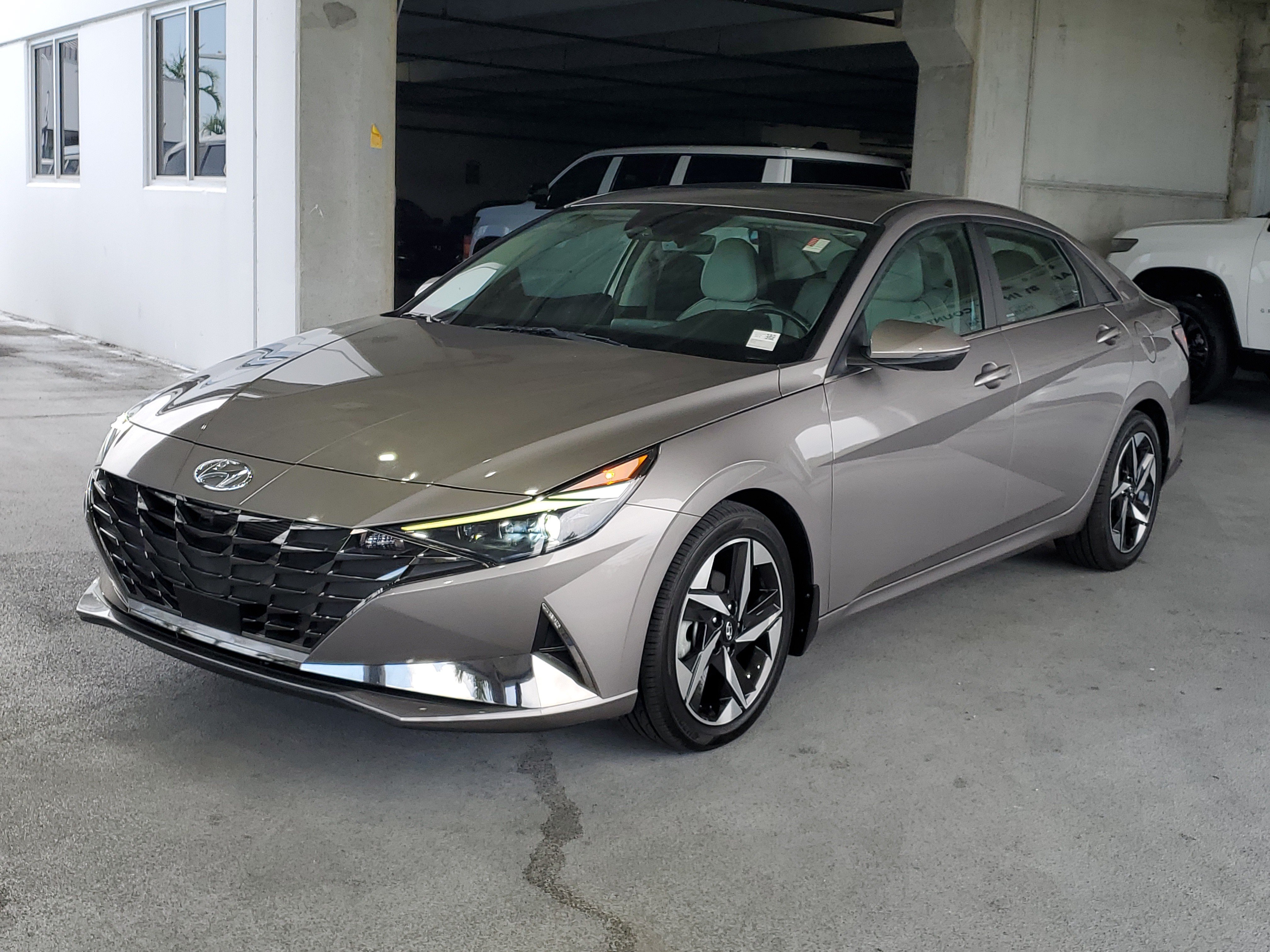 Used 2022 Hyundai Elantra Limited FWD image 4