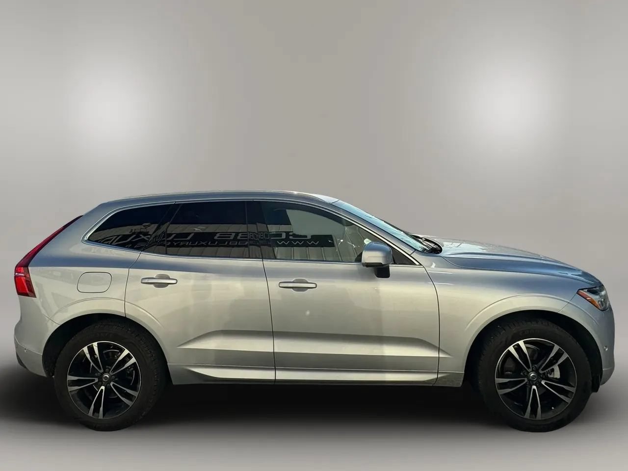 Used 2019 Volvo XC60 T5 Momentum w/ Multimedia Package AWD/4WD image 4