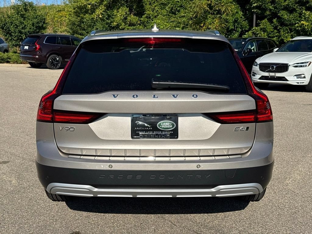 Certified 2025 Volvo V90 B6 Cross Country Plus AWD/4WD image 3