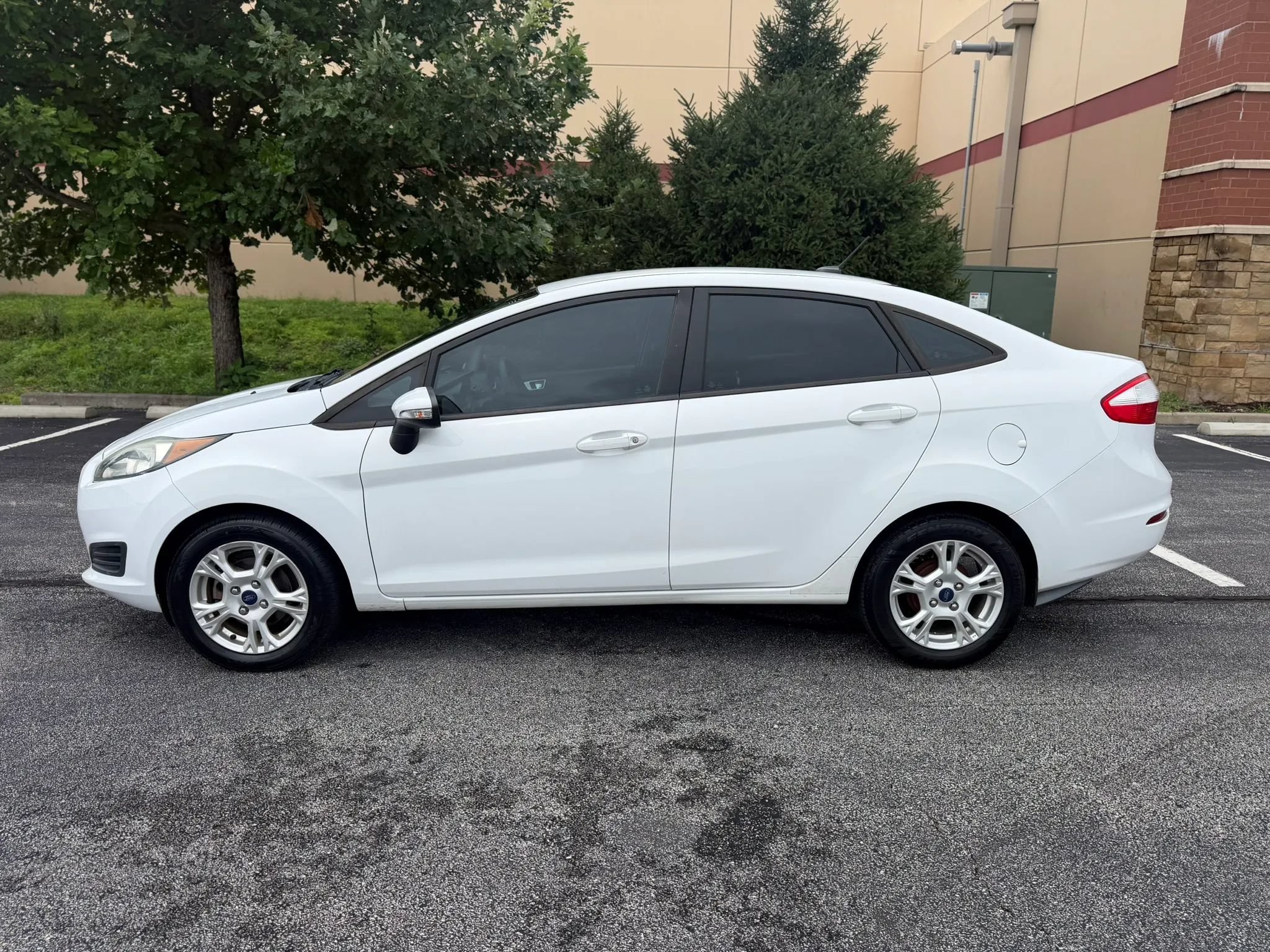 Used 2016 Ford Fiesta SE FWD image 2