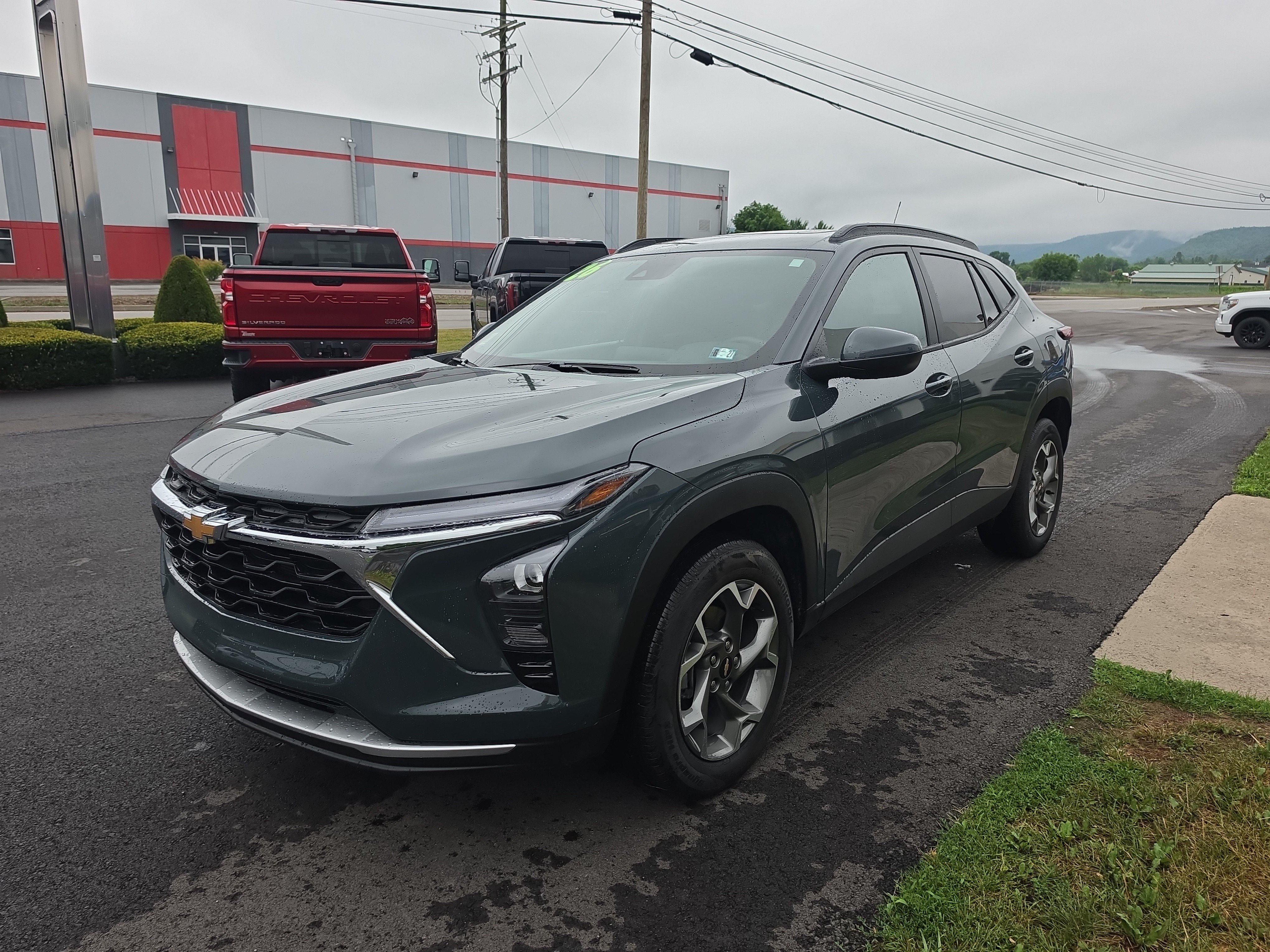 Used 2026 Chevrolet Trax LT w/ Sunroof Package FWD image 8
