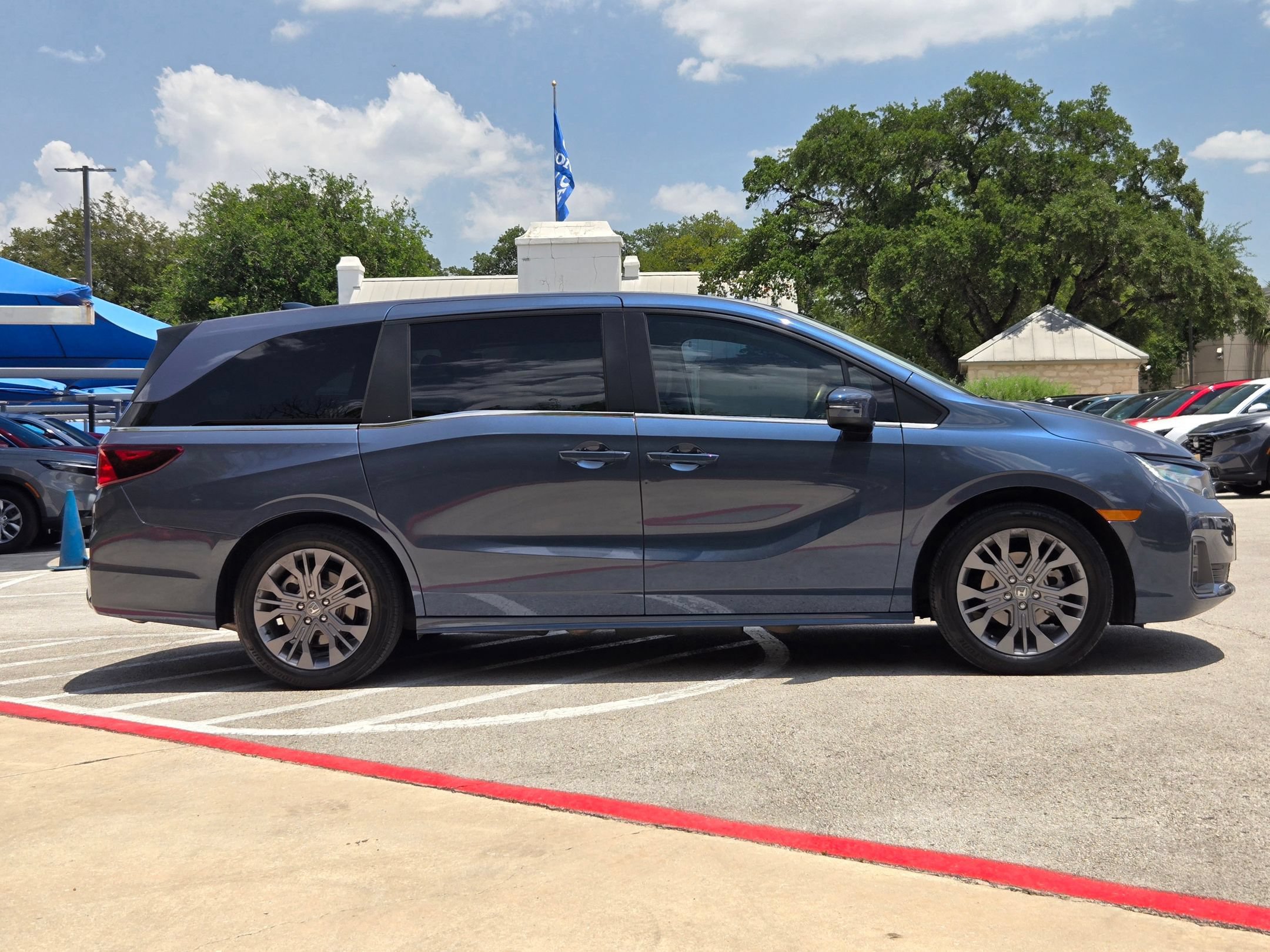 Used 2025 Honda Odyssey Touring video 2