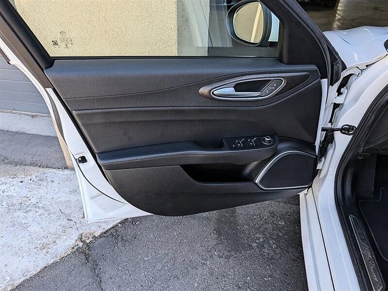 Used 2020 Alfa Romeo Giulia Ti w/ Active Blind Spot Package AWD/4WD image 18