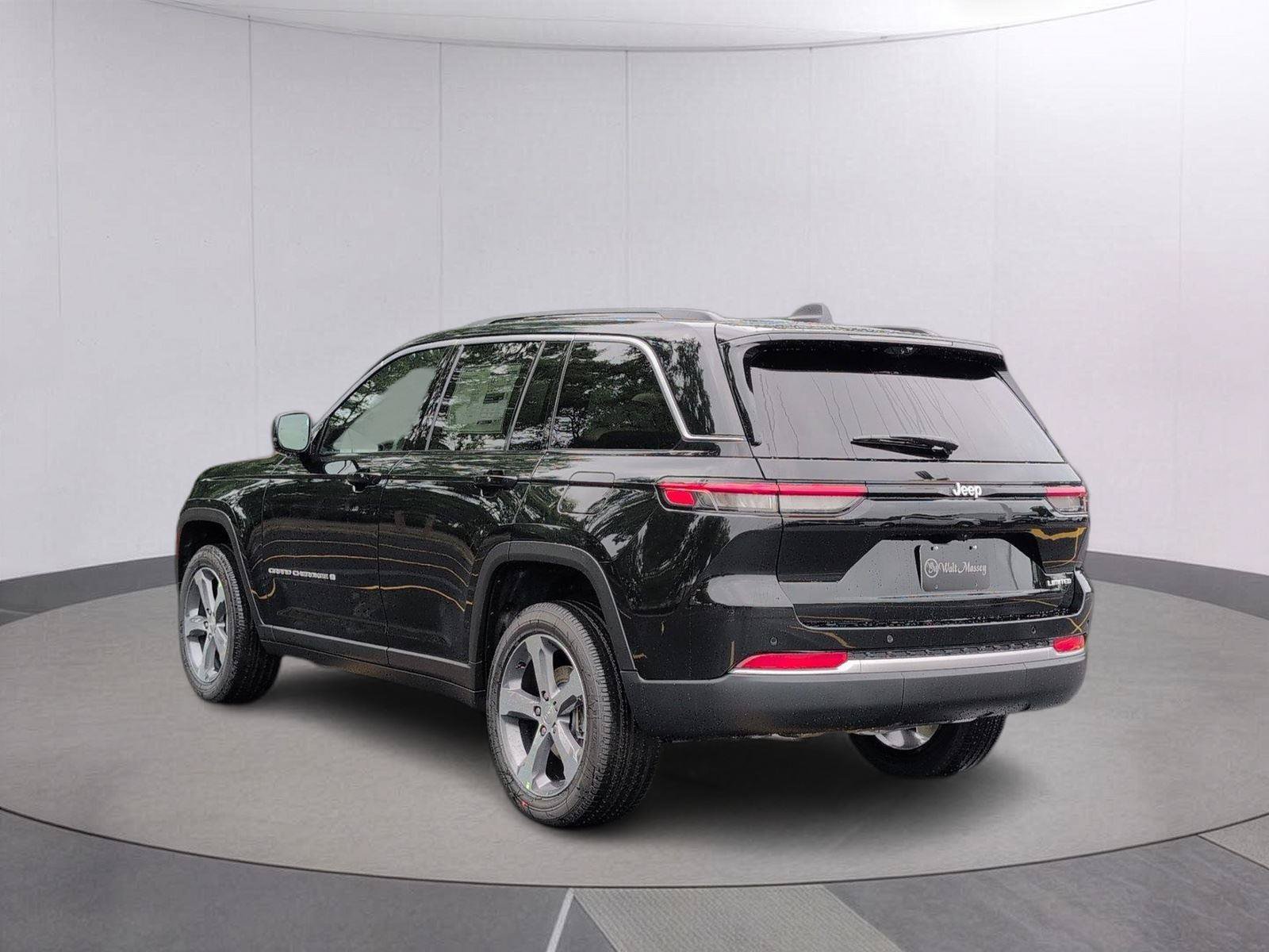 New 2026 Jeep Grand Cherokee Limited w/ Luxury Tech Group II RWD image 3