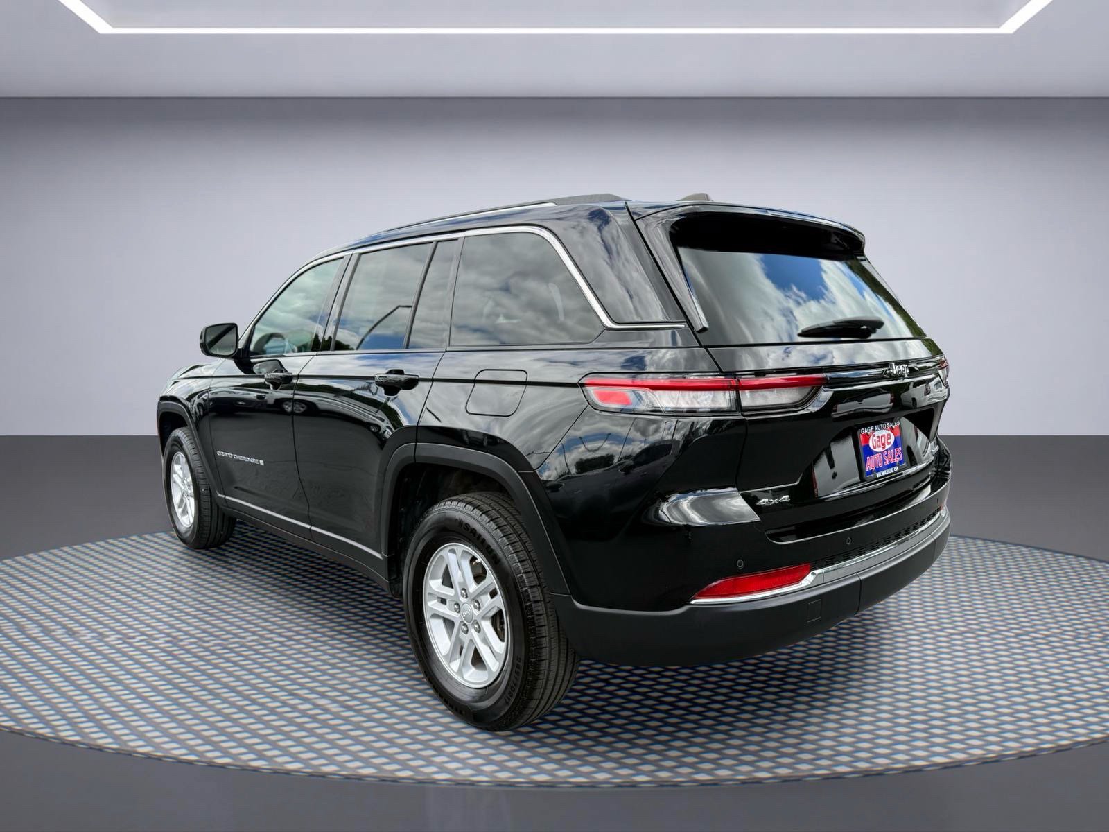 Used 2023 Jeep Grand Cherokee Laredo AWD/4WD image 4
