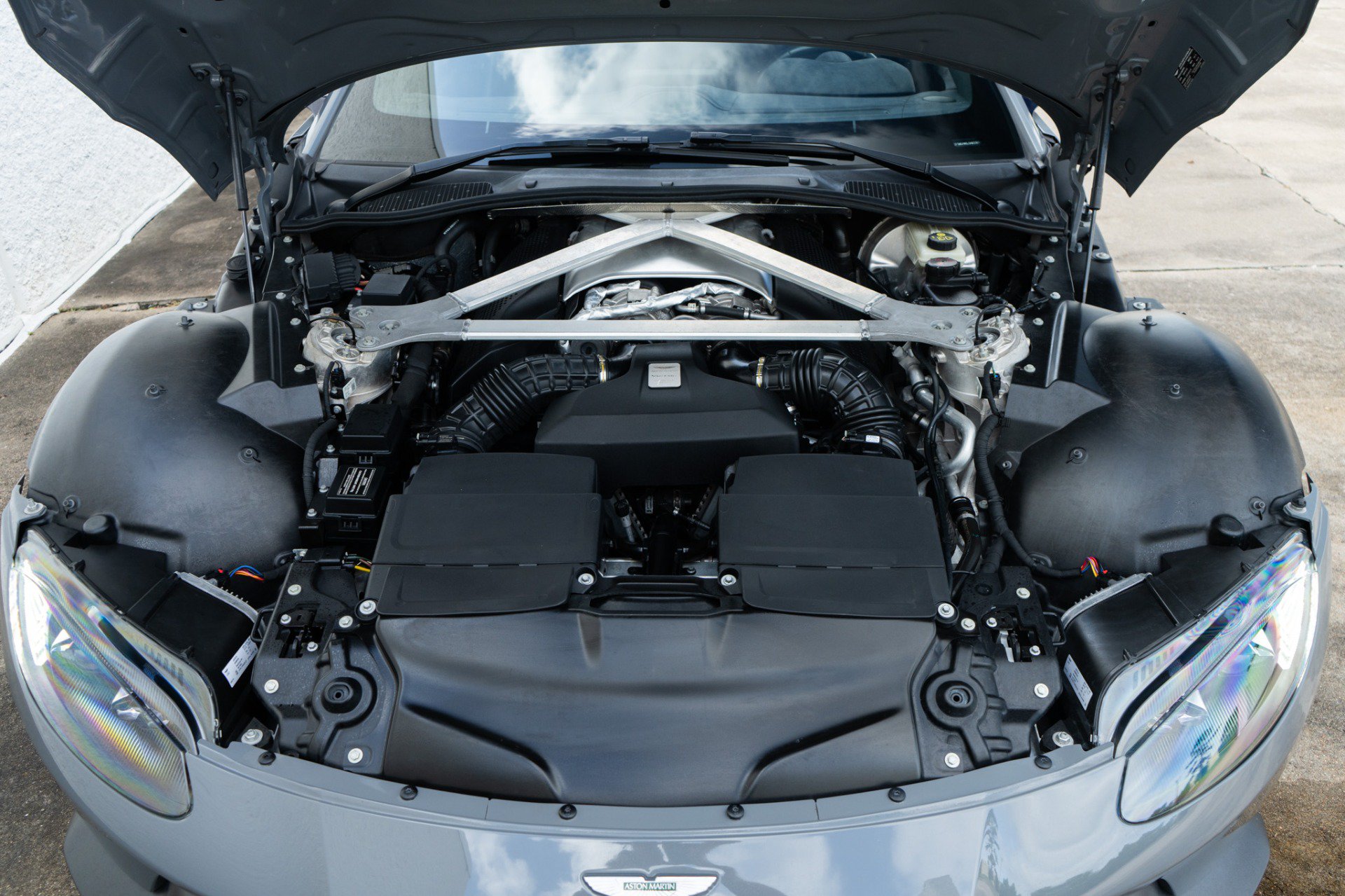 Used 2020 Aston Martin V8 Vantage Coupe RWD image 37