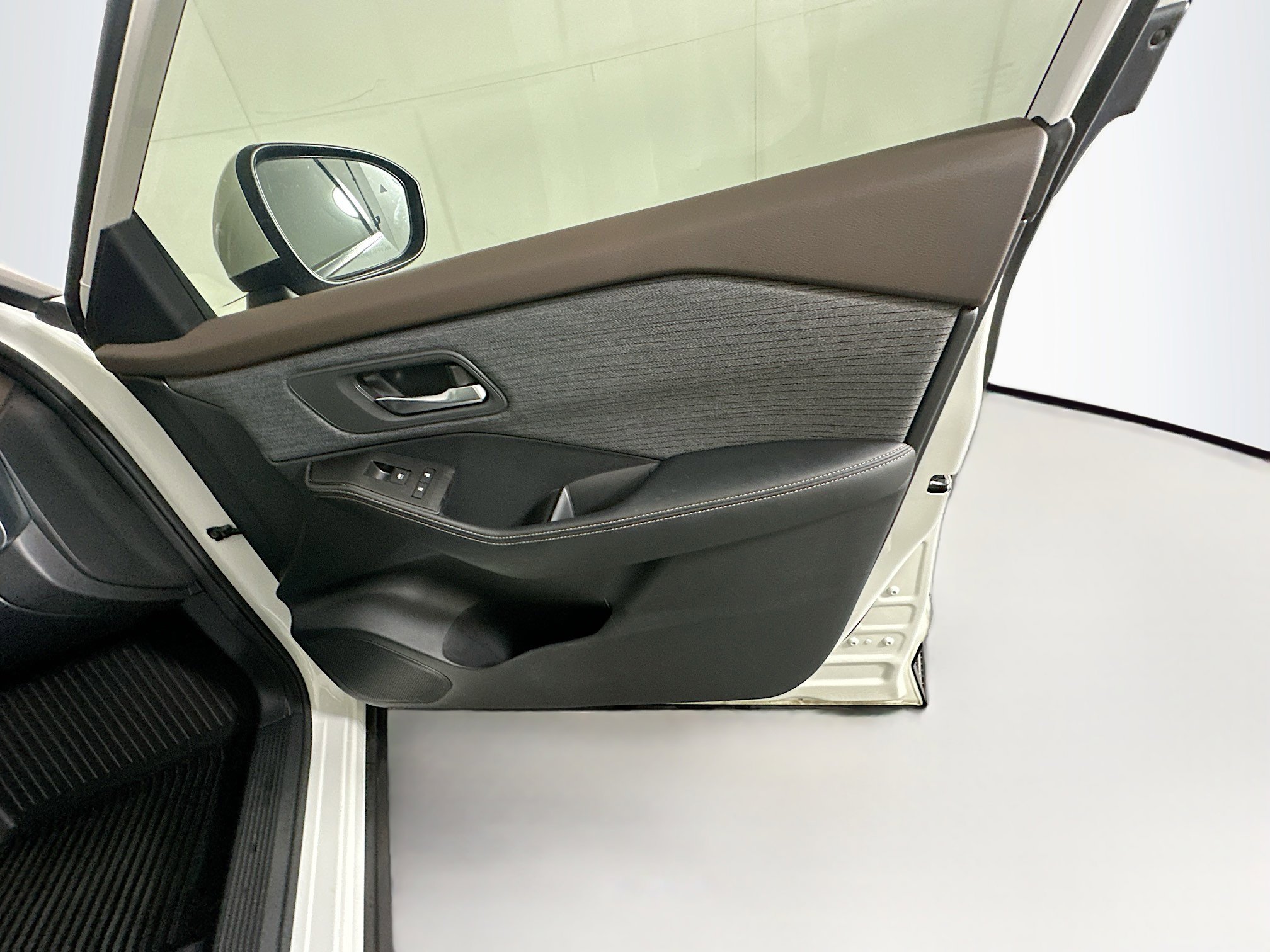 Used 2023 Nissan Rogue SV image 30