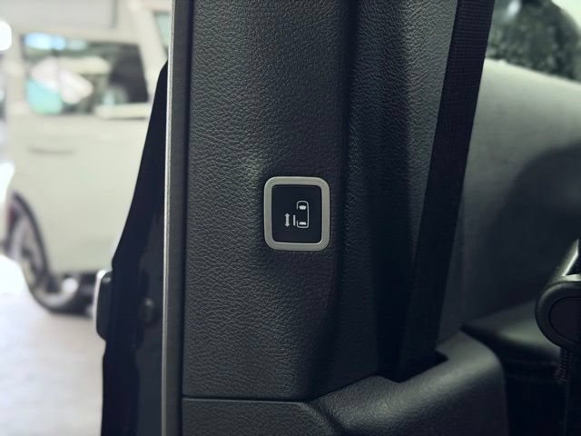 Used 2025 Chrysler Pacifica Limited FWD image 31