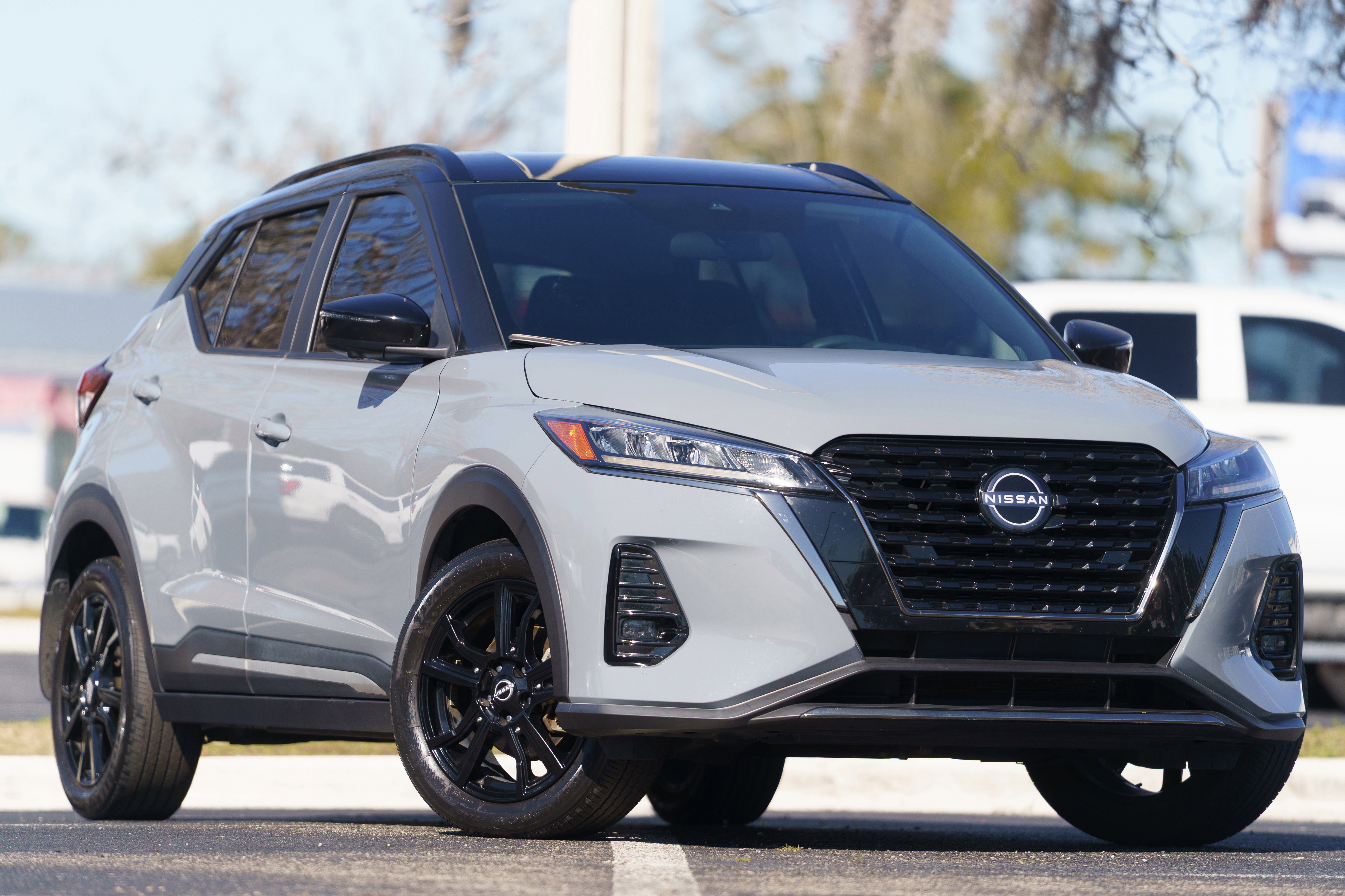 Used 2023 Nissan Kicks SR image 2