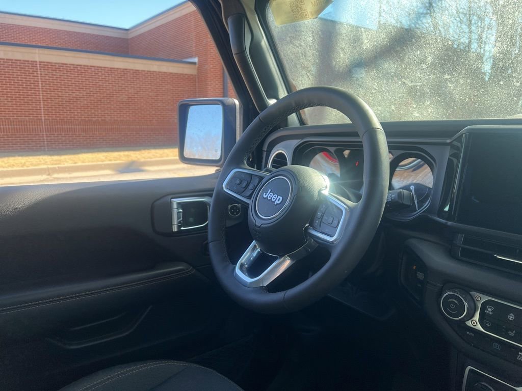 Used 2025 Jeep Wrangler Unlimited Sahara image 12