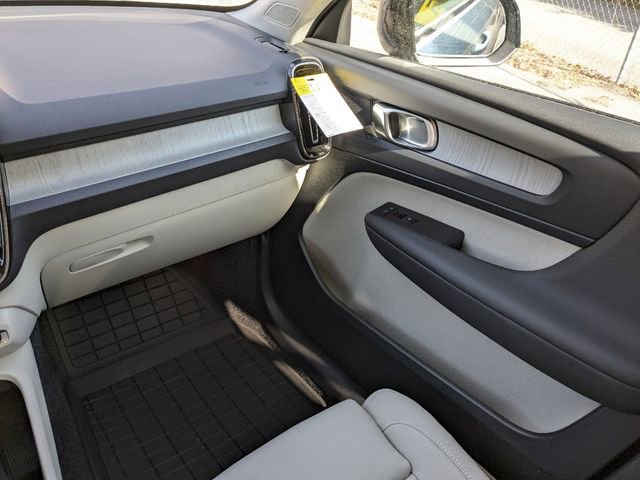 New 2025 Volvo XC40 B5 Plus w/ Protection Package Premier image 21