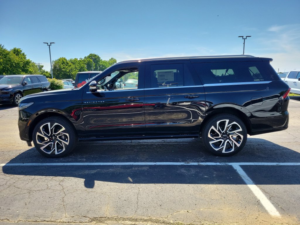 New 2026 Lincoln Navigator L Black Label AWD/4WD image 7