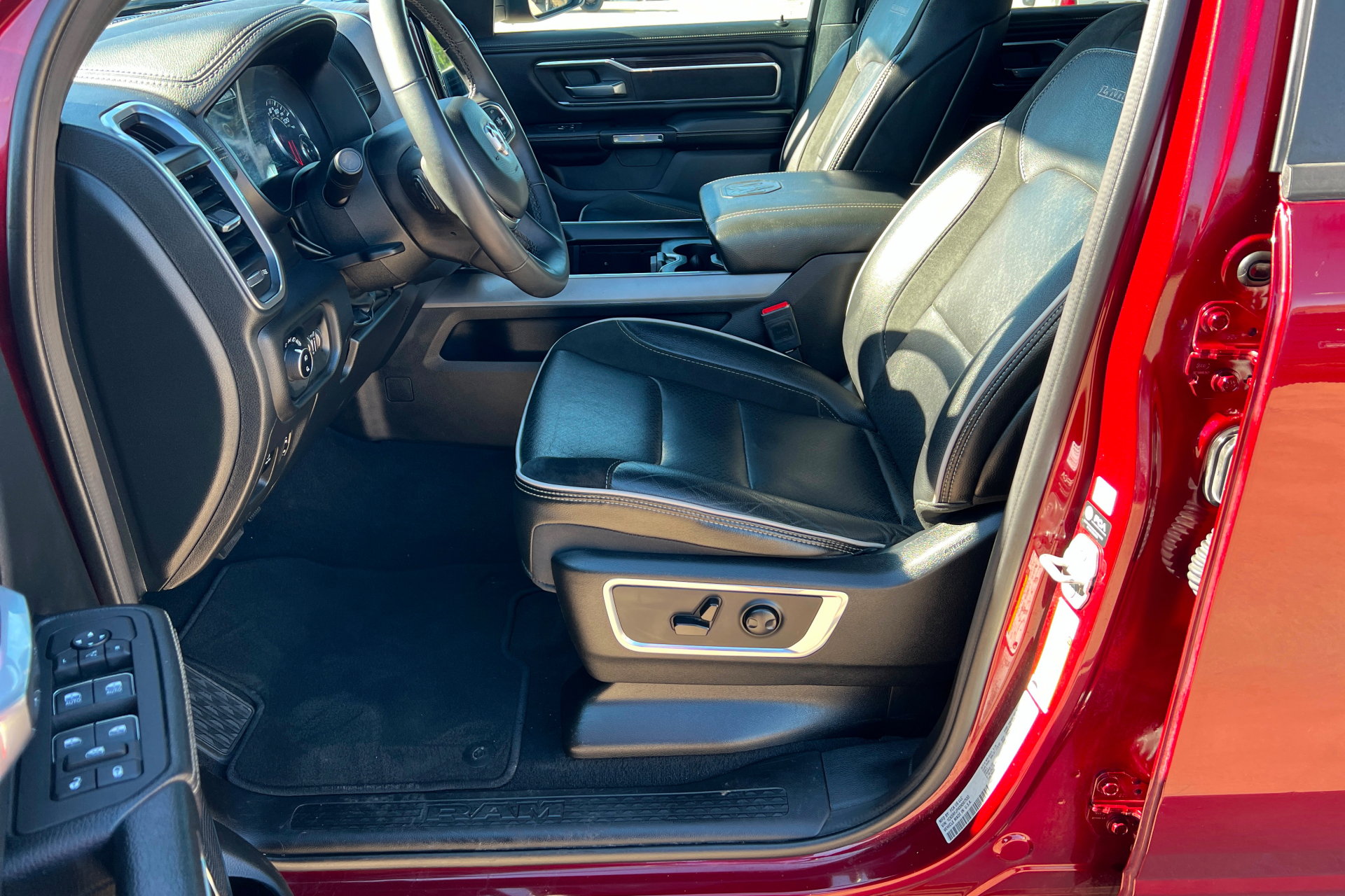 Used 2025 RAM 1500 Laramie AWD/4WD image 17