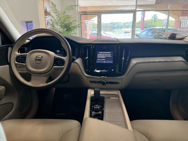 Used 2023 Volvo XC60 B5 Plus image 5