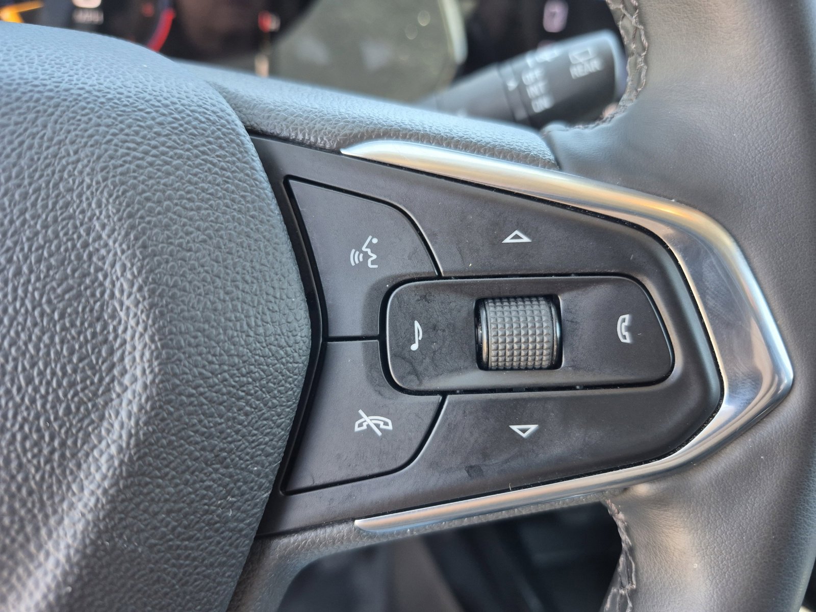 Used 2025 Chevrolet Trax LT w/ LT Convenience Package FWD image 27