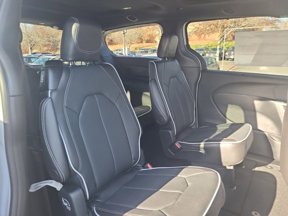 New 2026 Chrysler Pacifica Limited w/ S Appearance Package image 29