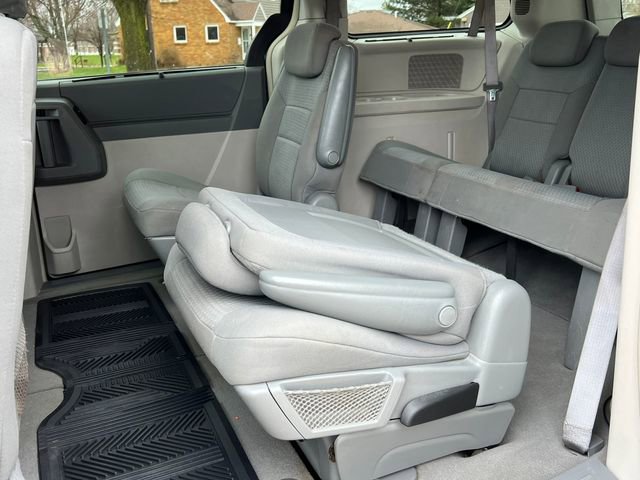 Used 2010 Chrysler Town & Country Touring w/ Safetytec Group image 5