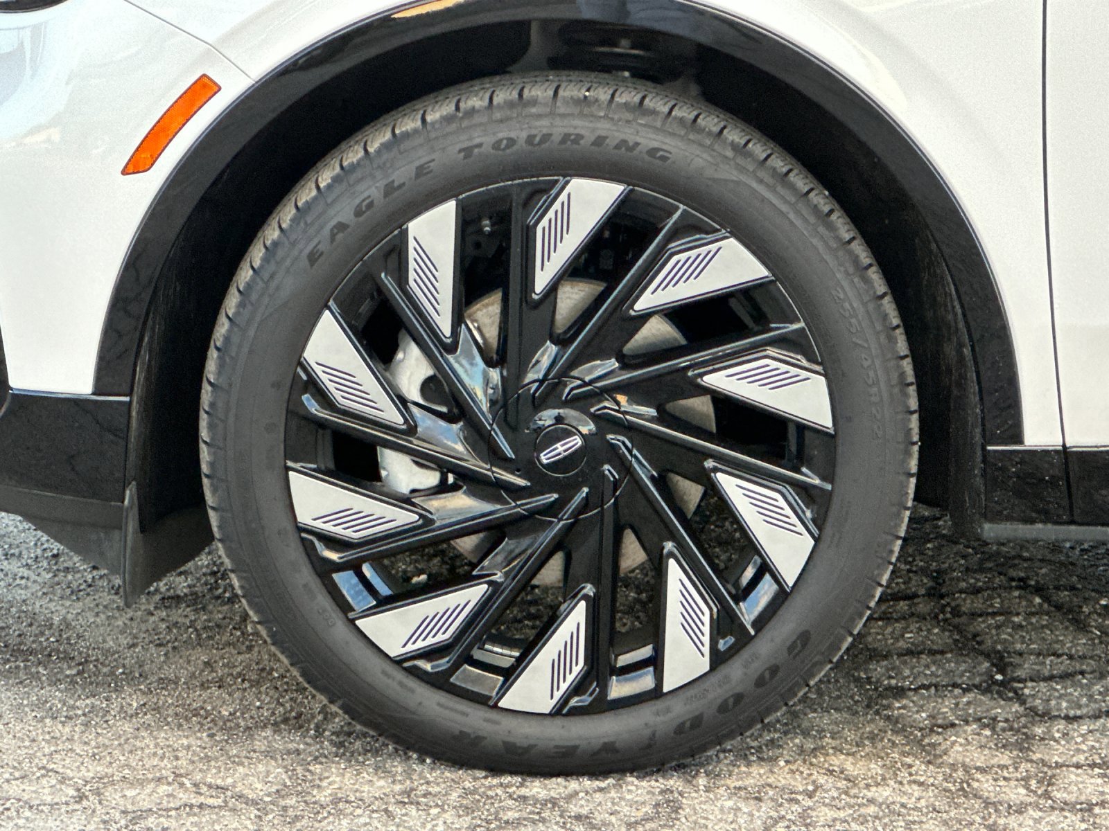 Certified 2025 Lincoln Nautilus Reserve w/ Jet Appearance Package image 27