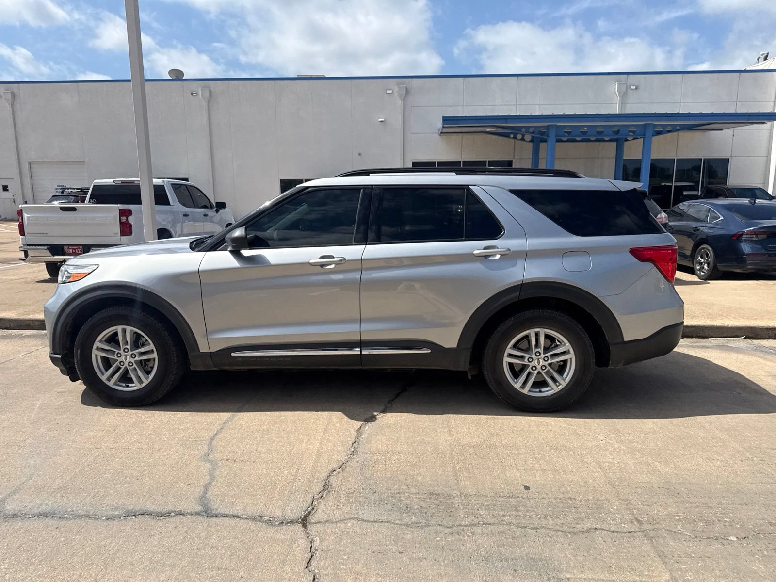 Used 2021 Ford Explorer XLT RWD image 4
