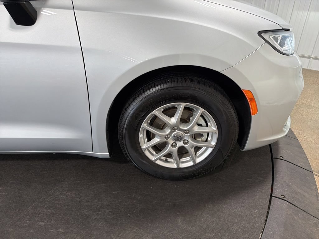 Used 2024 Chrysler Pacifica Touring-L FWD image 36