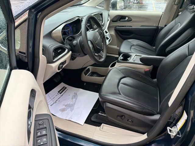Used 2023 Chrysler Pacifica Touring-L AWD/4WD image 14