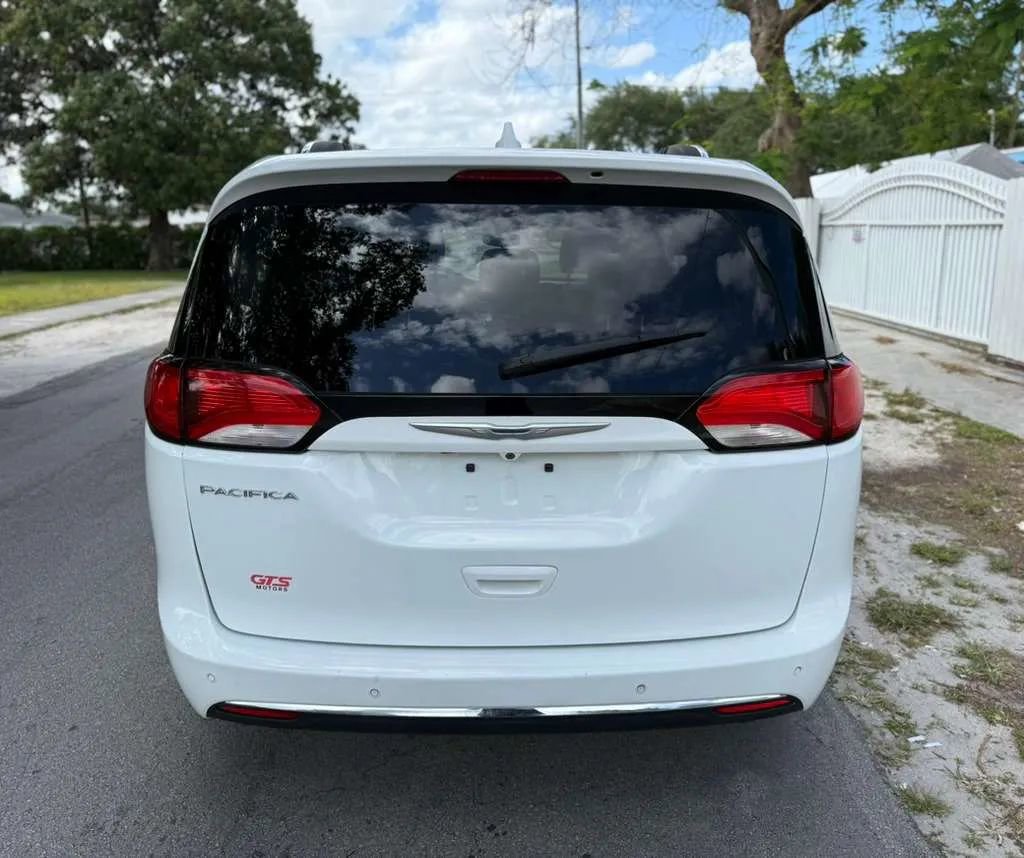 Used 2018 Chrysler Pacifica Touring-L FWD image 9