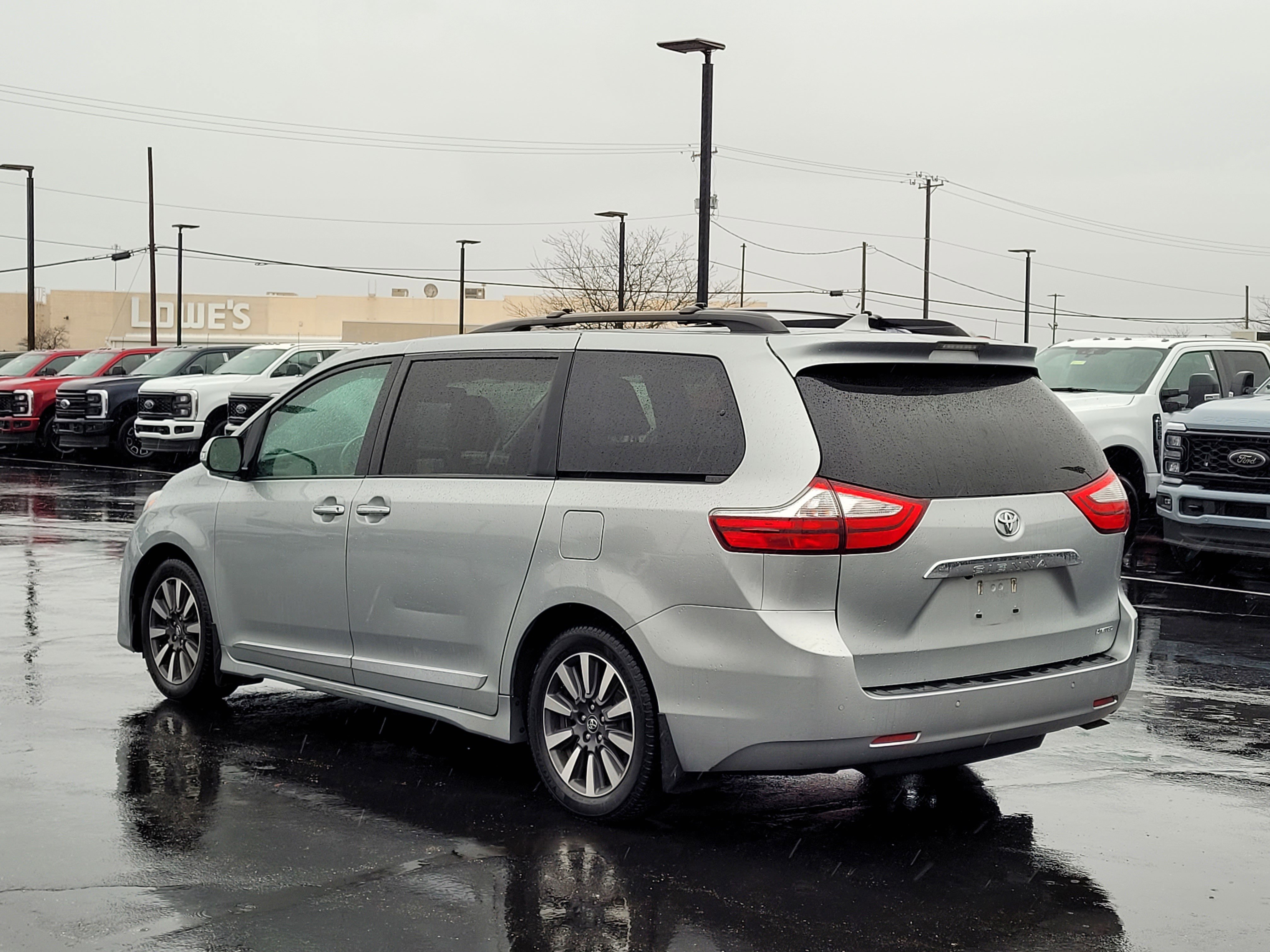 Used 2019 Toyota Sienna Limited image 6
