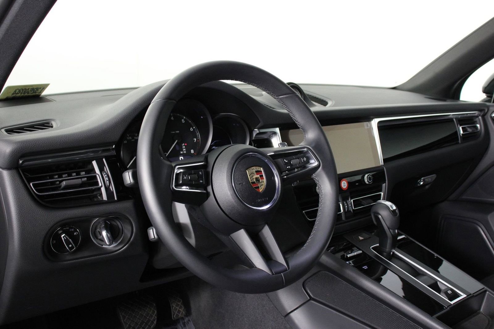 Certified 2025 Porsche Macan image 4