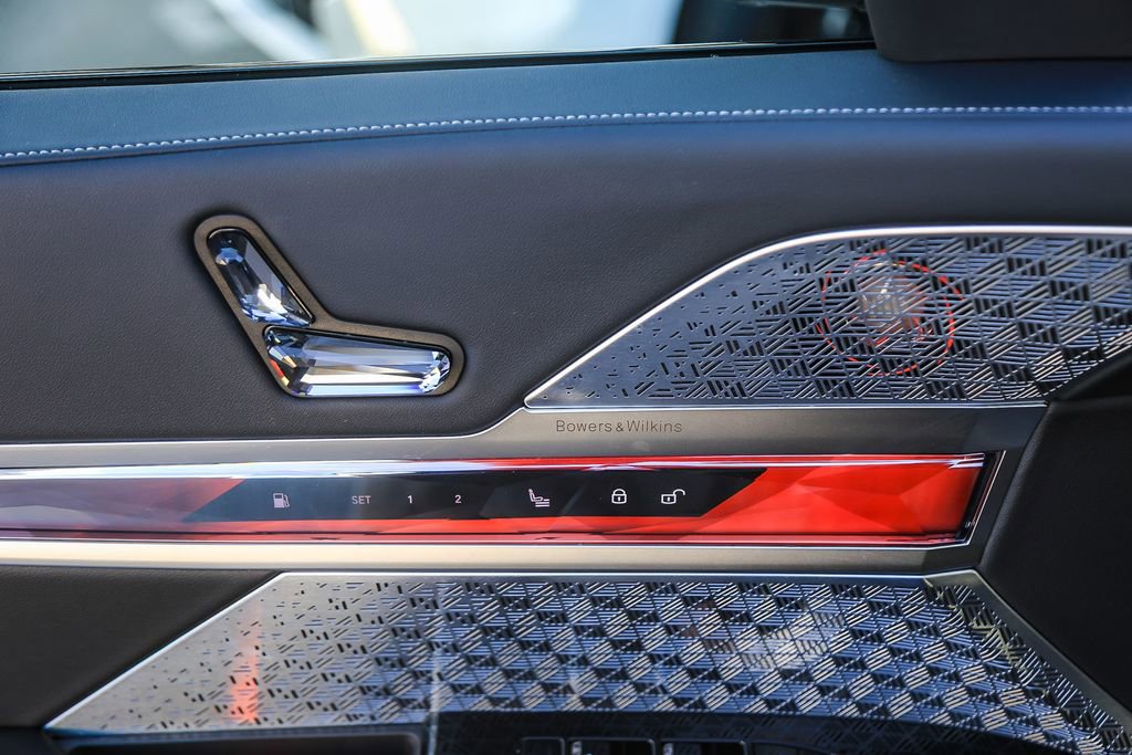 Used 2025 BMW 750e xDrive w/ Premium Package AWD/4WD image 18