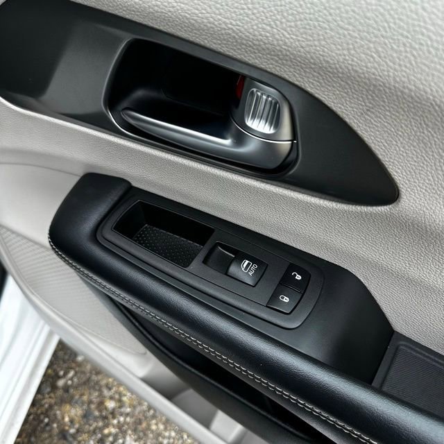 Used 2023 Chrysler Pacifica Touring-L FWD image 21