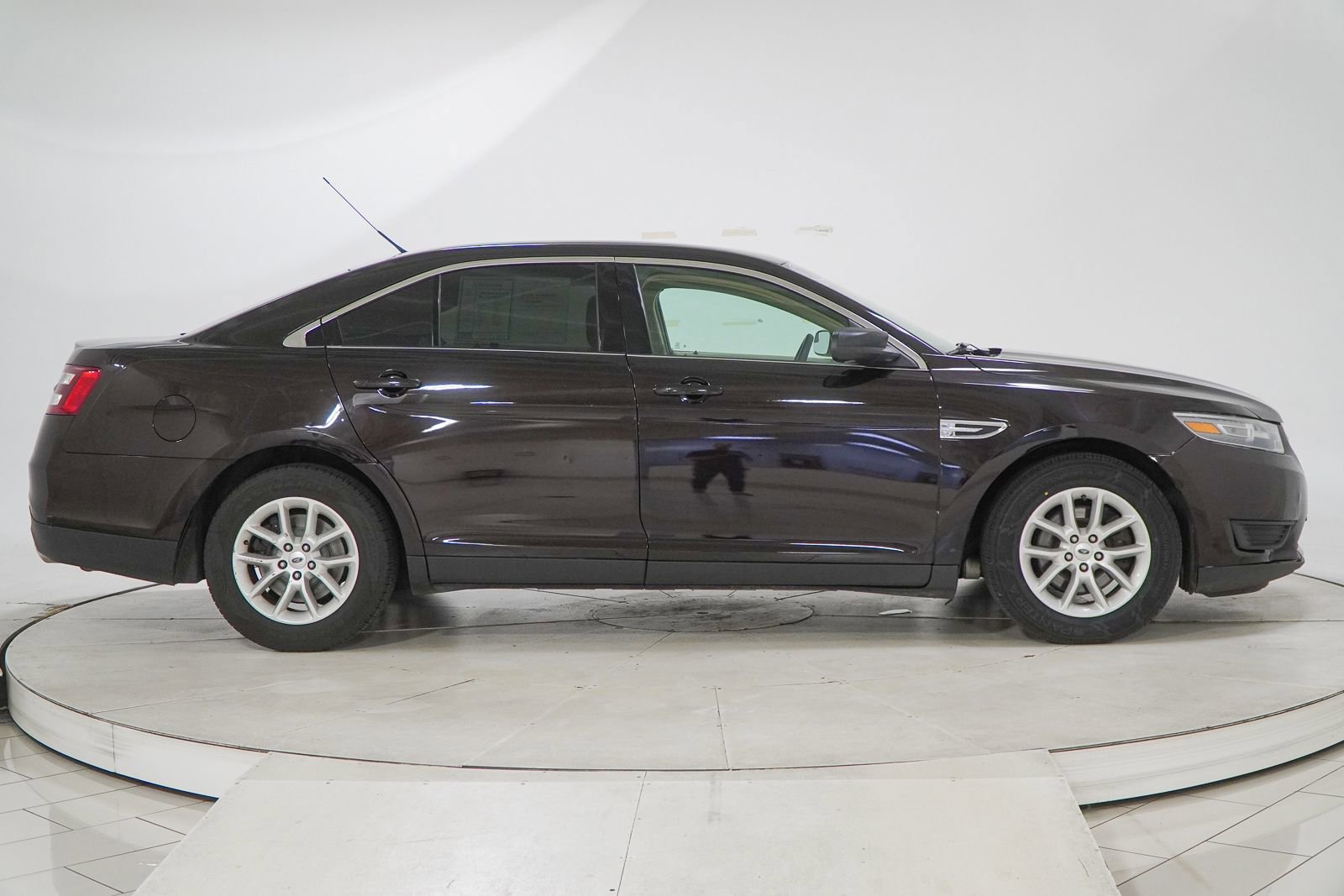 Used 2014 Ford Taurus SE FWD image 11