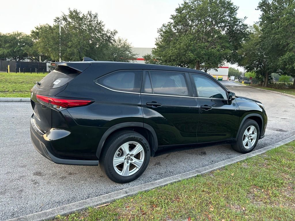 Used 2023 Toyota Highlander LE FWD image 6