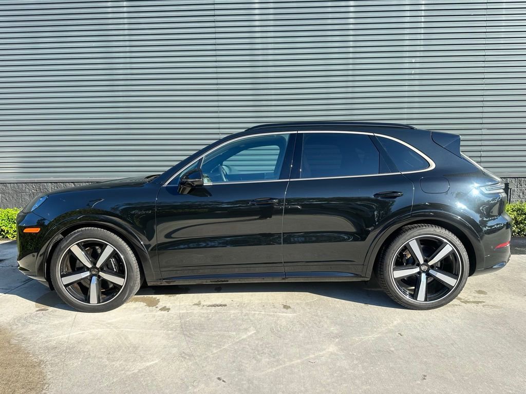 Used 2025 Porsche Cayenne Turbo image 2