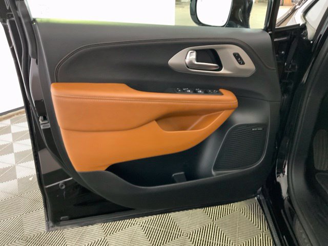 Used 2024 Chrysler Pacifica Pinnacle AWD/4WD image 17