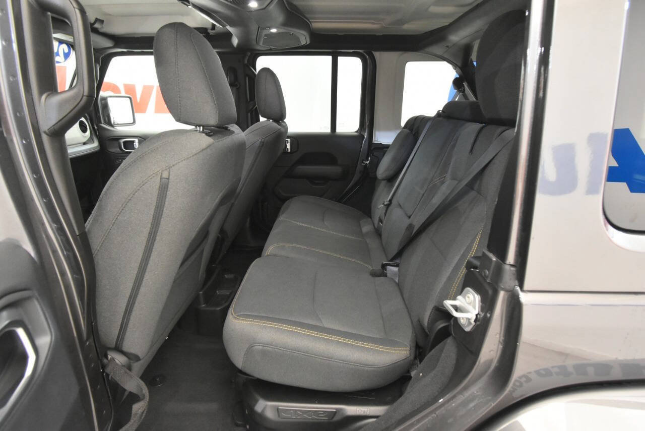 Used 2025 Jeep Wrangler Unlimited Sahara AWD/4WD image 14