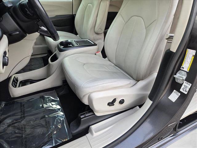 Used 2021 Chrysler Pacifica Touring-L image 15