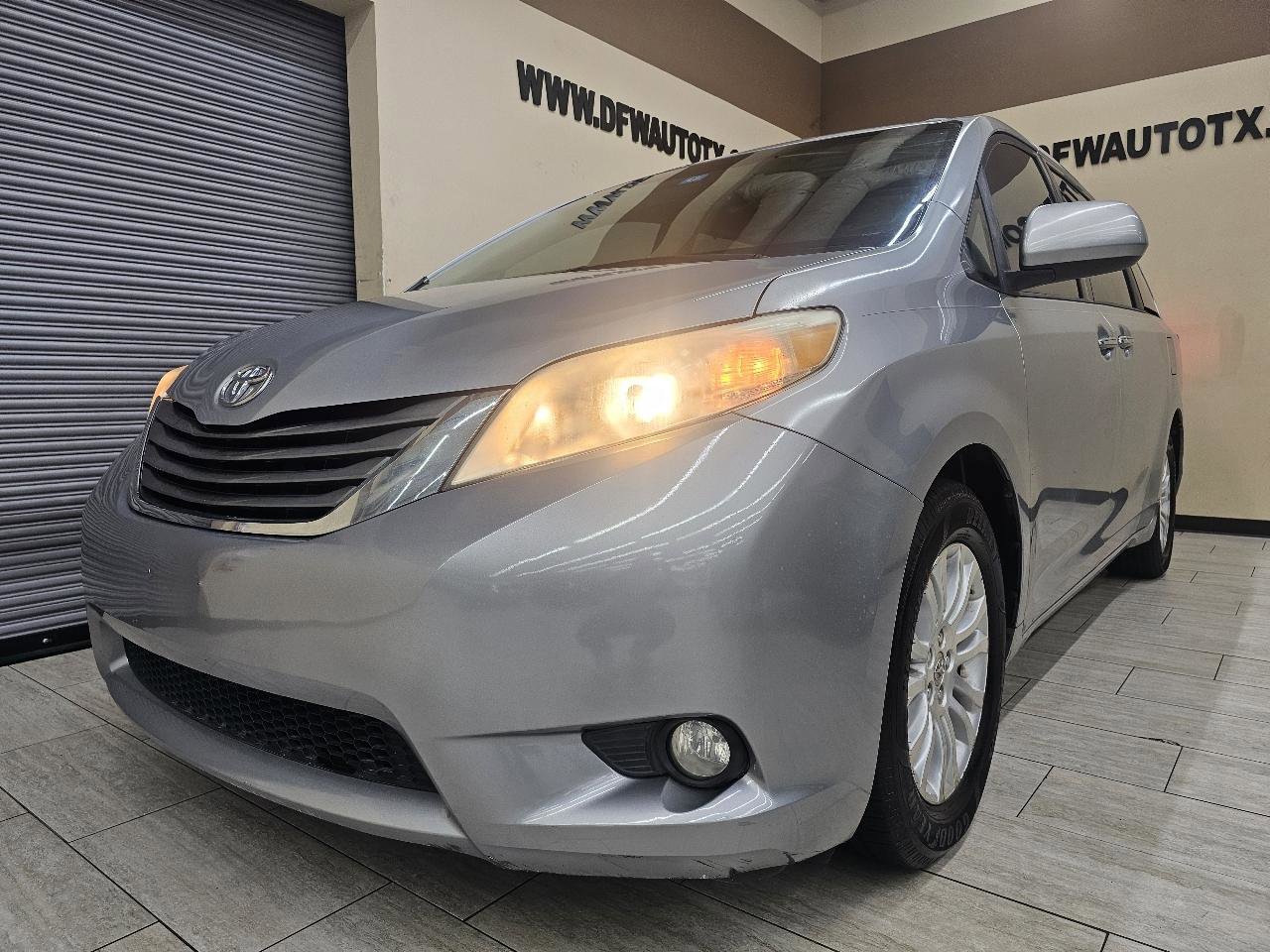 Used 2014 Toyota Sienna XLE FWD image 2