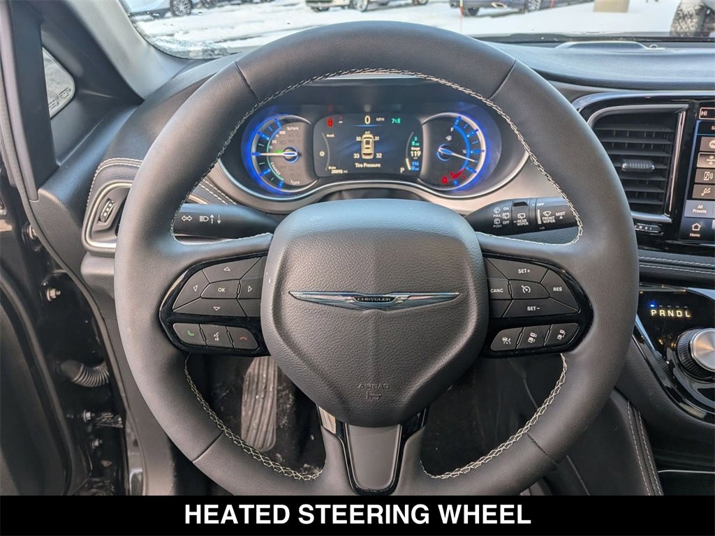 Used 2022 Chrysler Pacifica Limited w/ Uconnect Theater Family Group image 23