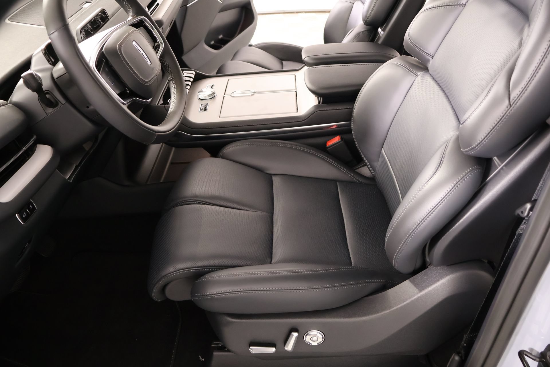 New 2025 Lincoln Navigator Reserve AWD/4WD image 11