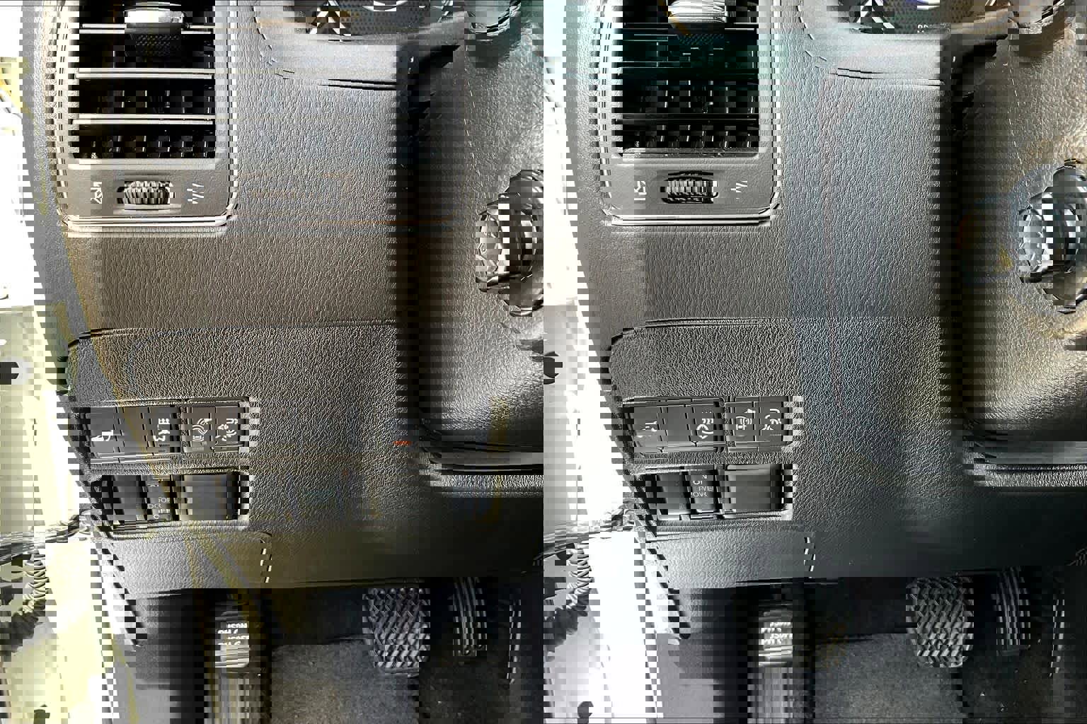 Used 2020 Nissan Armada Platinum w/ Captain's Chairs Package image 32