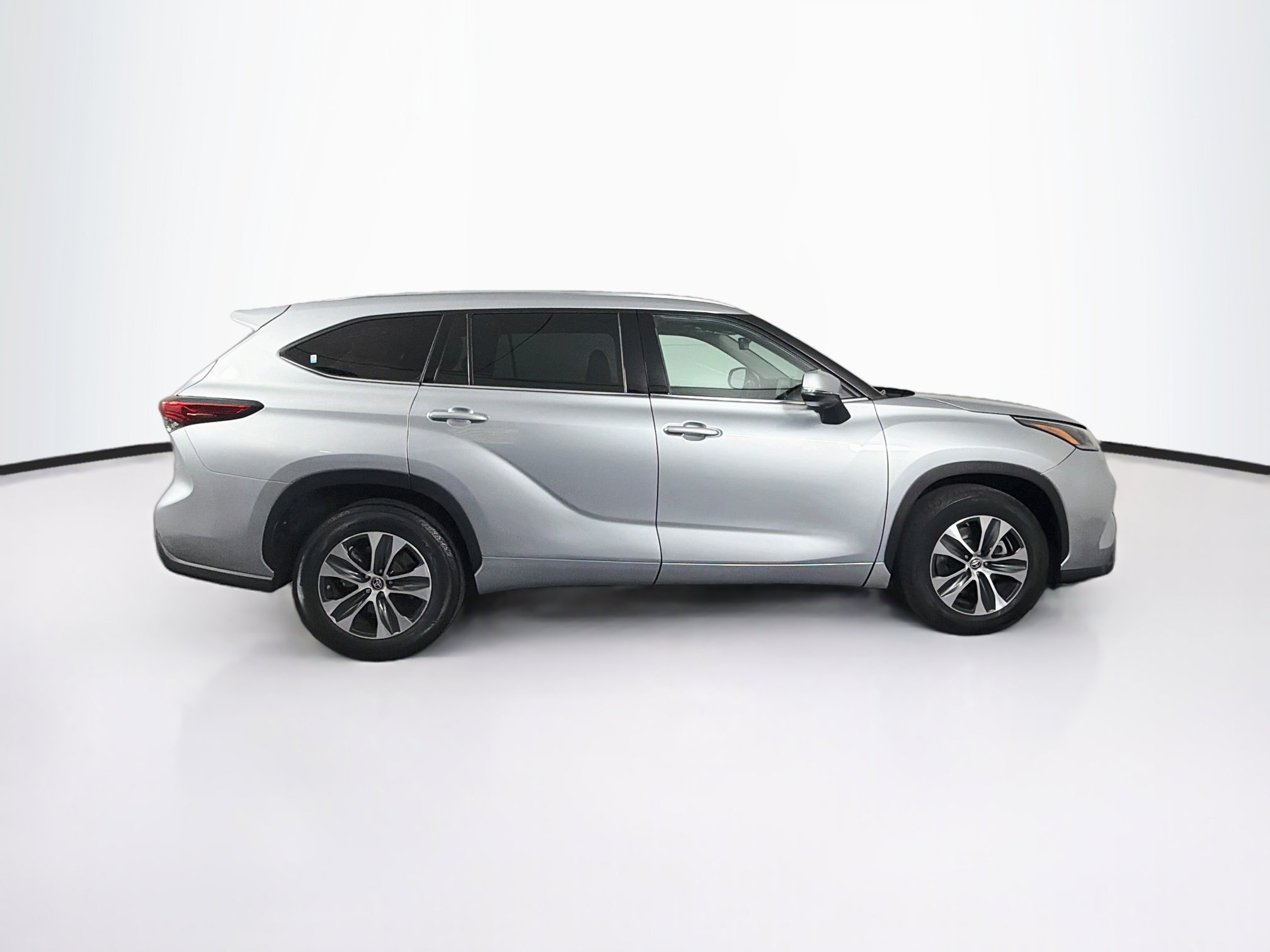Used 2021 Toyota Highlander XLE FWD image 10
