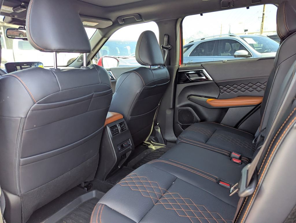 Used 2025 Mitsubishi Outlander 4WD Plug-In Hybrid image 33