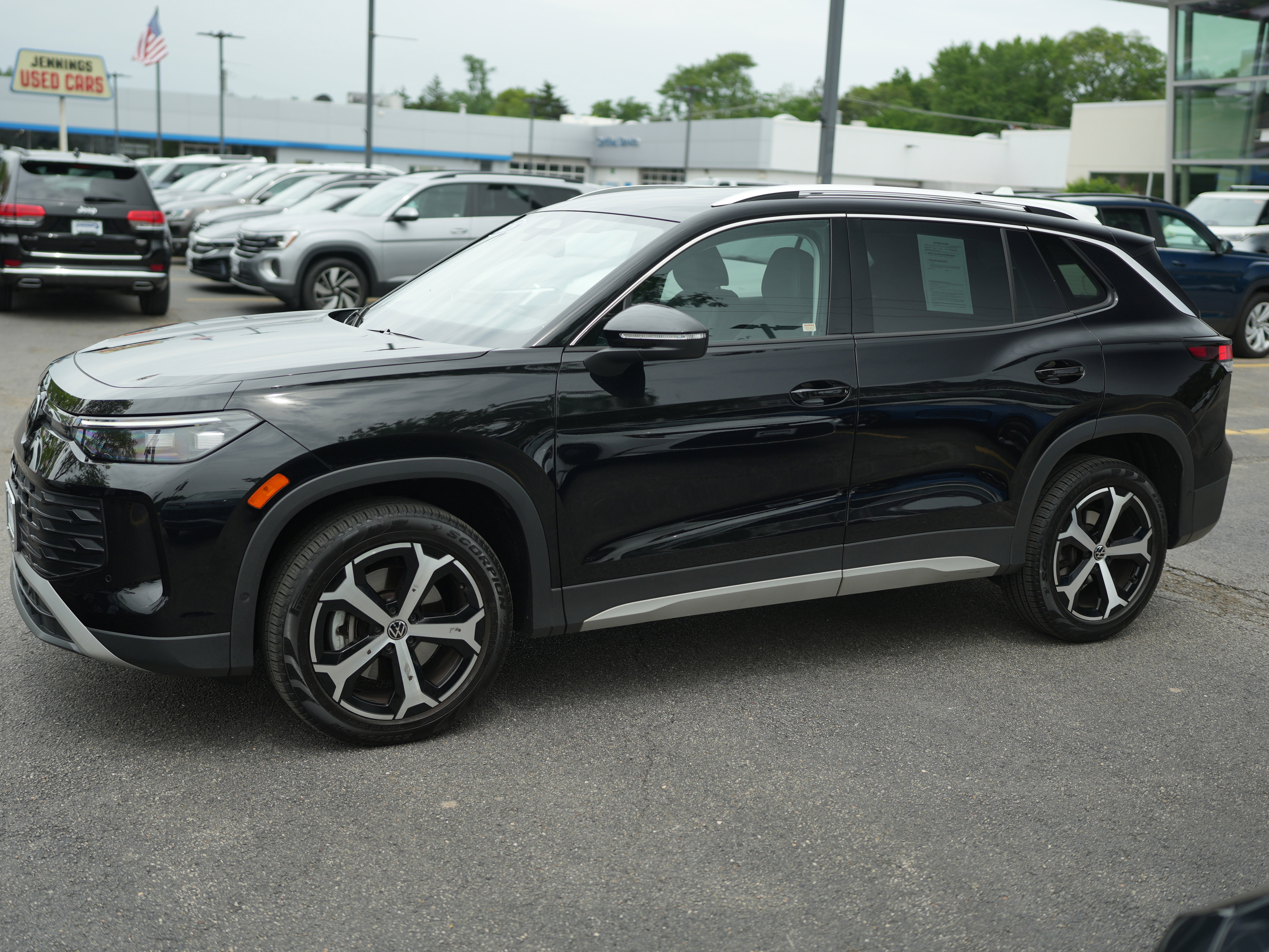 Used 2025 Volkswagen Tiguan SE AWD/4WD image 10