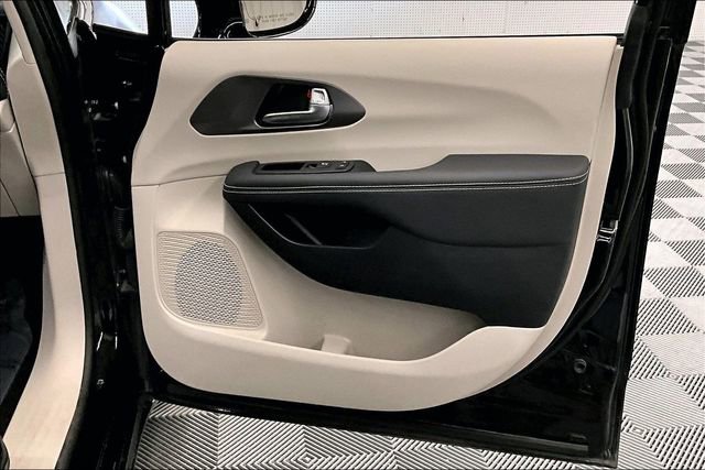 Used 2024 Chrysler Pacifica Touring-L image 21