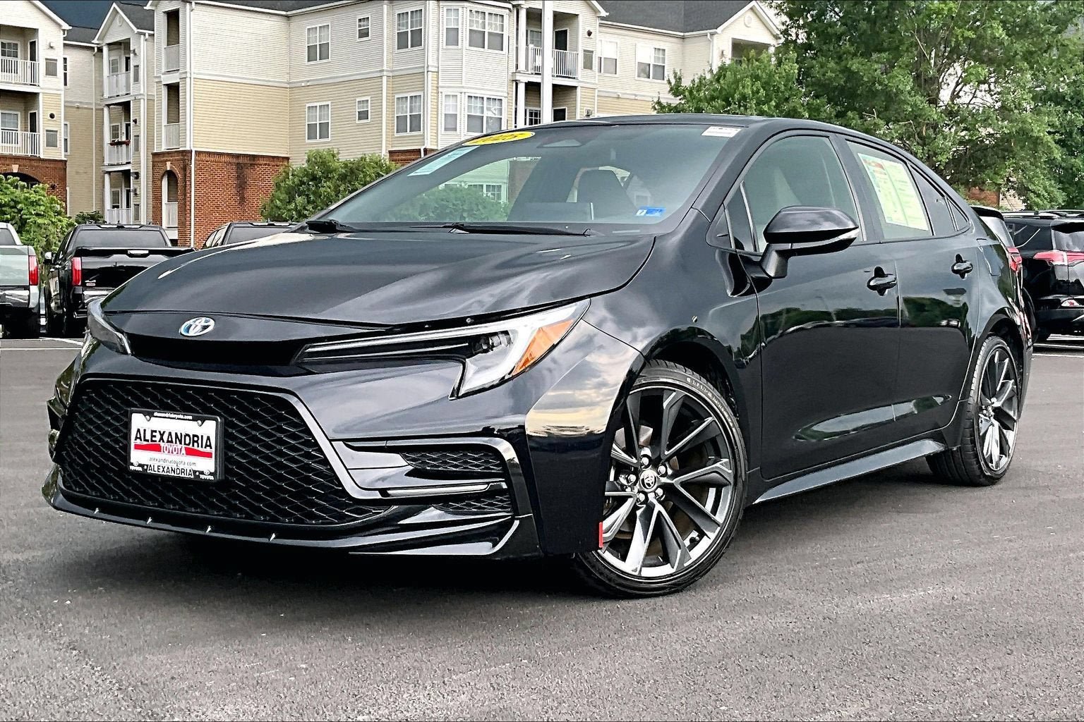 Used 2025 Toyota Corolla SE w/ SE Premium Package FWD image 1