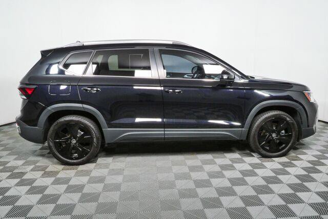Used 2025 Volkswagen Taos SE w/ Panoramic Sunroof Package FWD image 2